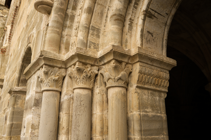 capiteles del lado izquierdo de la portada de la sala capitular del monasterio de Carracedo